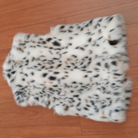 🔥🔥🔥SALE🔥🔥🔥Michael Kors Faux Fur Vest - Picture 5 of 6